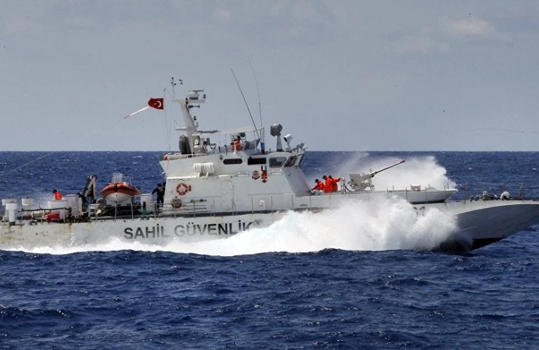 Εκτός ελέγχου οι Τούρκοι: Προσπάθησαν να δέσουν το σκάφος Έλληνα ψαροντουφεκά στις Οινούσσες – Επενέβη το Λιμενικό